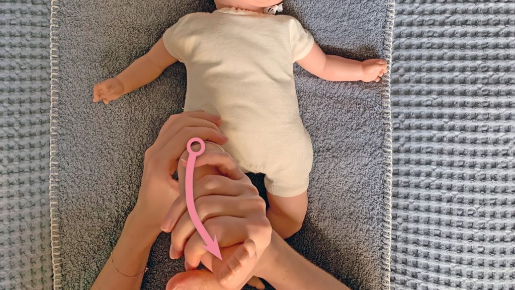Babymassage Anleitung: Die Oberschenkel umschließen.