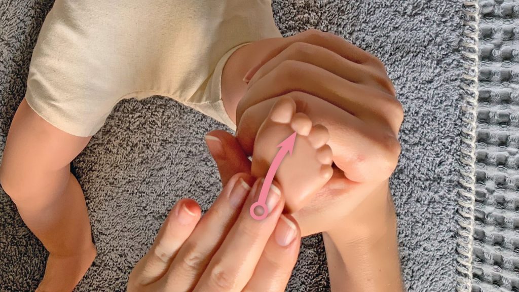 Babymassage Anleitung: Mit der ganzen Handfläche, nicht mit einzelnen Fingern berühren, sonst wird's kitzelig.