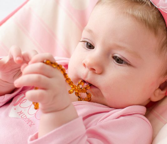 Eine Bernsteinkette soll Babys beim Zahnen helfen.