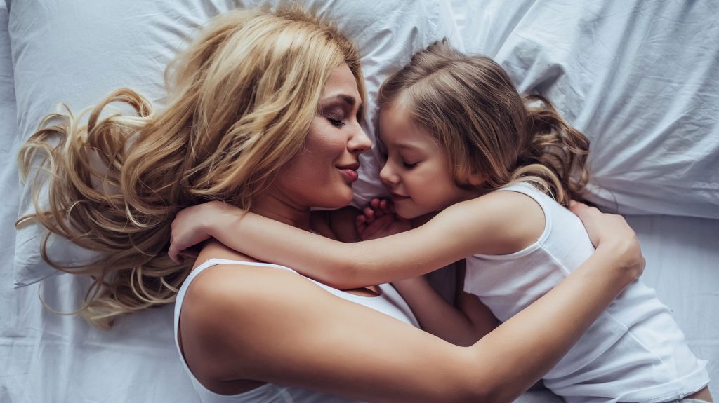 Bewiesen: Mamas sind glücklicher, wenn Kinder früh schlafen