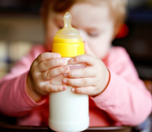 Kuhmilch ist wichtig für ein Baby - aber bitte nicht zu viel.