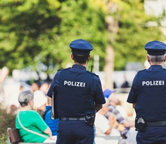 Die Polizei stellte Bußgeldbescheide aus, weil die Familie gegen Corona-Regeln verstoßen hat