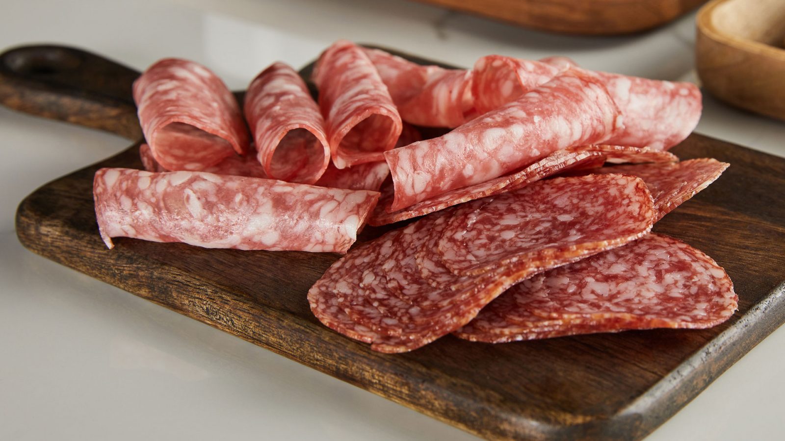 Salami sollte in der Schwangerschaft lieber nicht gegessen werden