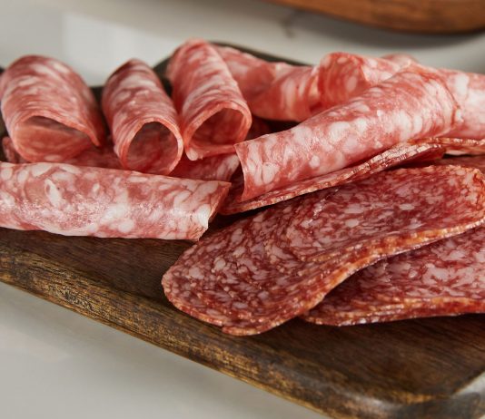 Salami sollte in der Schwangerschaft lieber nicht gegessen werden.