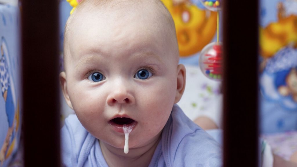 Speikind: Mein Baby spuckt viel – ist das gefährlich?