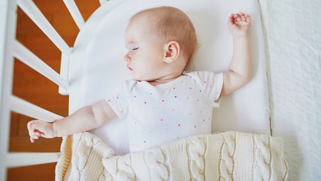 Baby zuckt im Schlaf: Ist das normal?