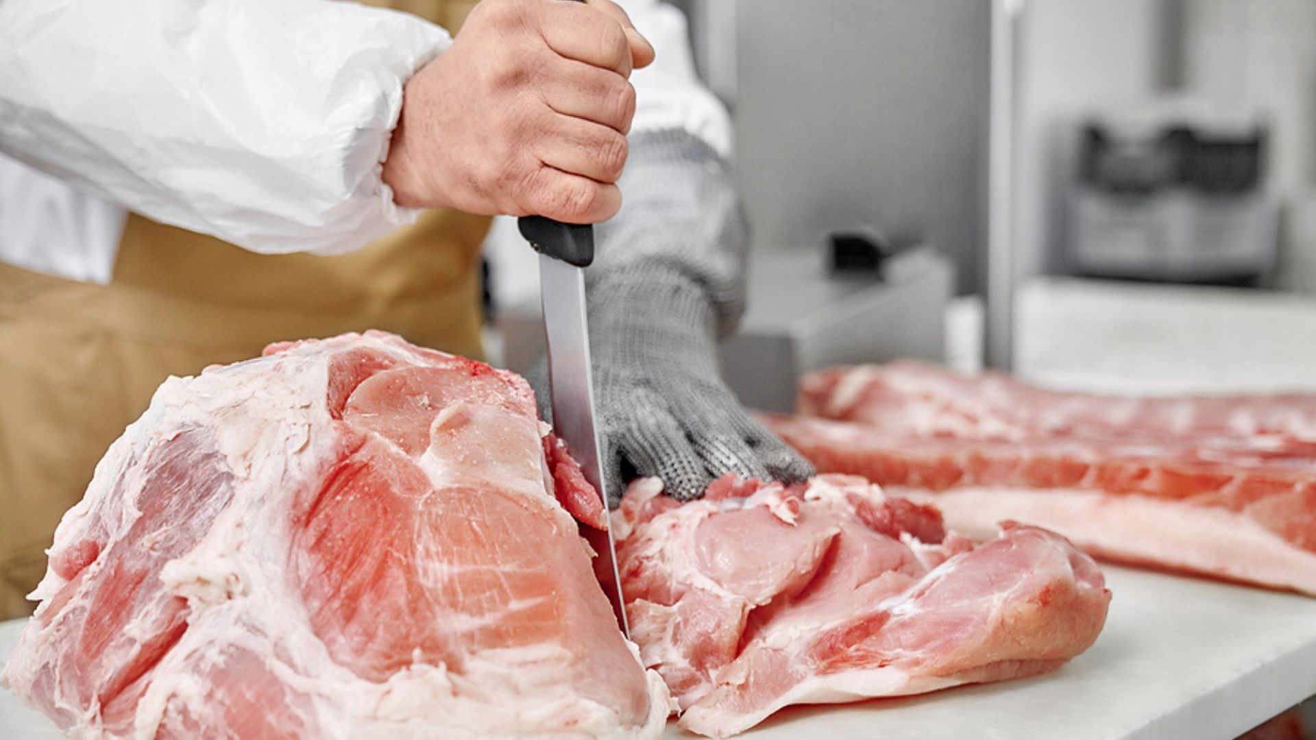 Продавец в мясной лавке. Мясо полуфабрикаты. Рубщик мяса свежее мясо. Рубщик мяса свежее мясо. Грузчик на мясокомбинат.