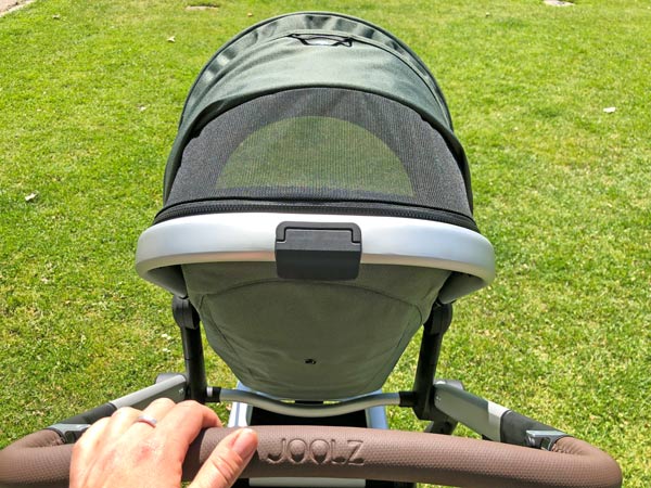 Das Verdeck des Day+ lässt sich öffnen: So zirkuliert die Luft besser – und Mama sieht, was das Kleine vorne macht.