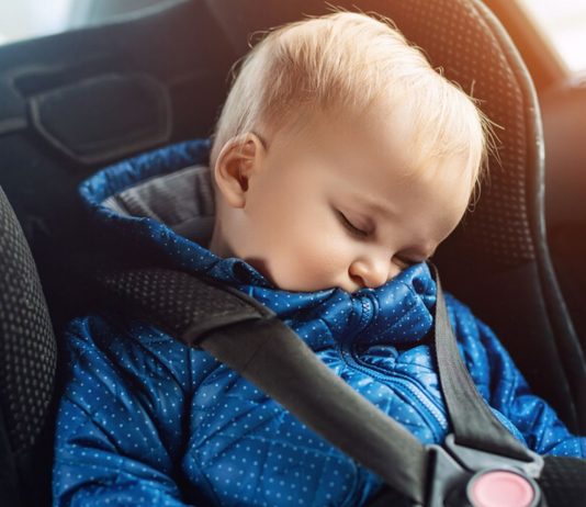 In seltenen Fällen droht Babys Erstickungsgefahr im Kindersitz.