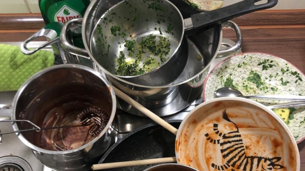 Angebrannter Schoko-Pudding, Spinatreste und die Leibspeise Nudeln mit Tomatensoße - Sieht's bei euch auch oft so aus?