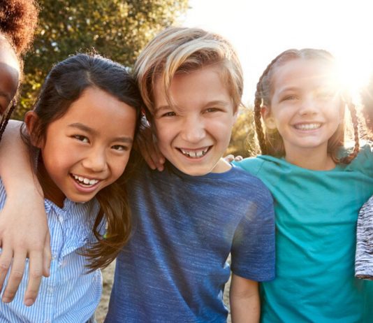 Mit einigen Tipps können wir unsere Kinder gegen Rassismus stärken