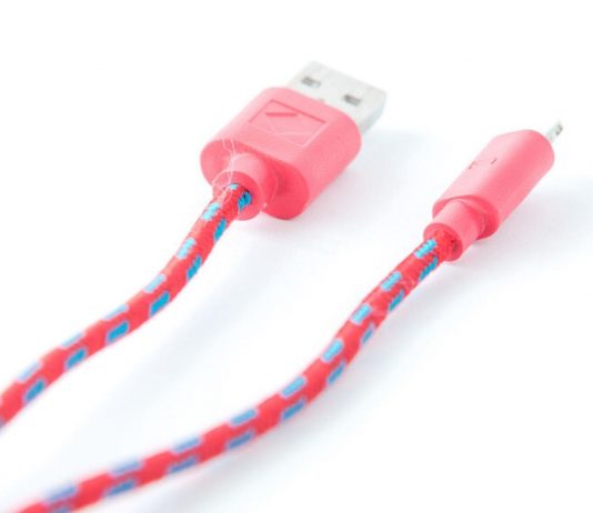 Baby verbrennt sich mit Handy-Ladekabel