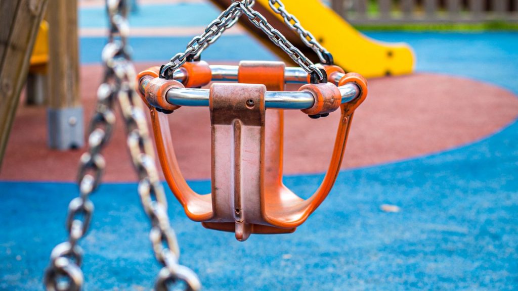 Mann versucht, 2-Jährige vom Spielplatz zu entführen