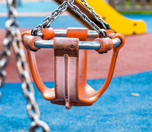 In Berlin hat ein Mann versucht, eine Zweijährige vom Spielplatz mitzunehmen.