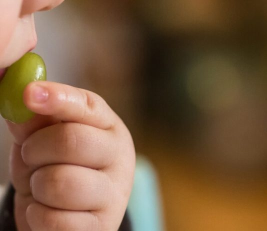 Durch den Pinzettengriff üben Babys, Dinge mit Daumen und Zeigefinger zu greifen.