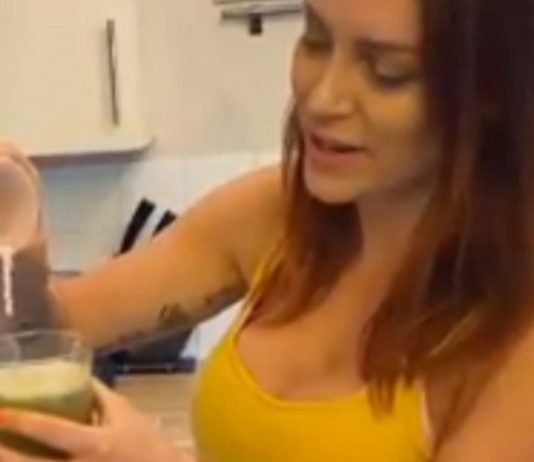 In einem Video bereitet Tracy Kiss den Sperma-Smoothies zu.