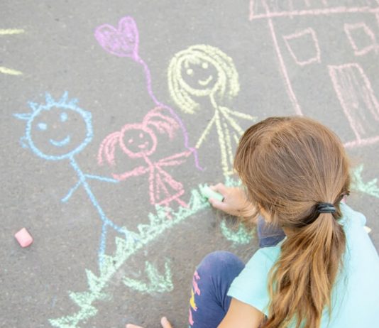 Damit Kinder weiter unsere grauen Wege verschönern können – so einfach lässt sich Straßenmalkreide selber machen.