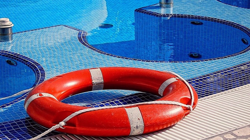 Baby ertrinkt im Pool, während die Eltern schlafen