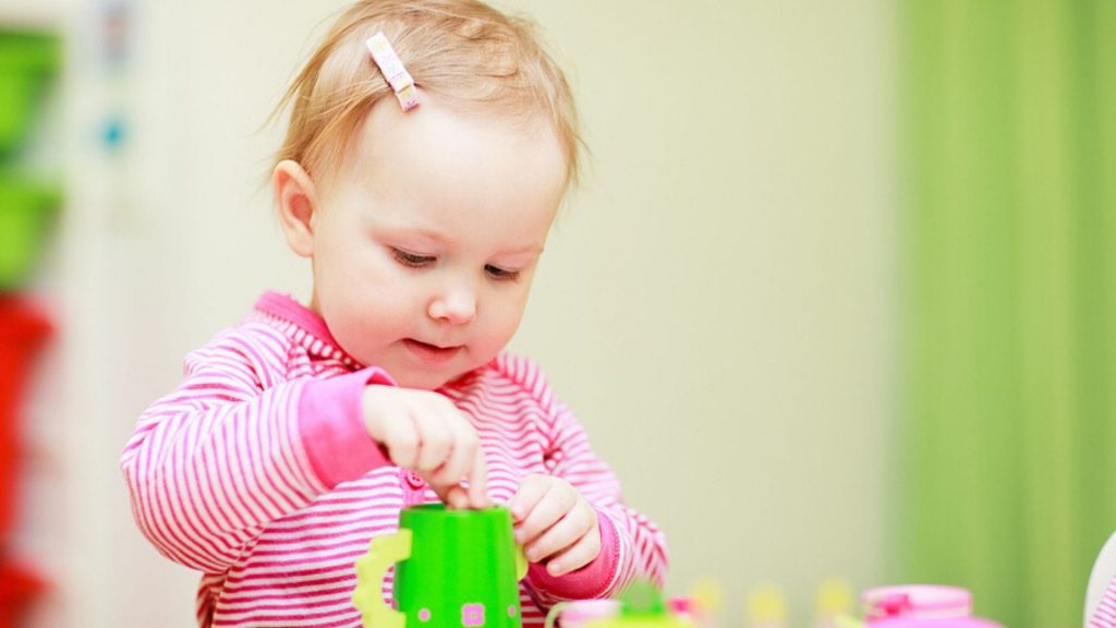 Wie Kinder lernen, alleine zu spielen & warum das gut tut