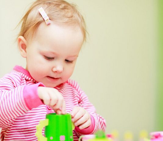 Kinder können von Anfang an alleine spielen.