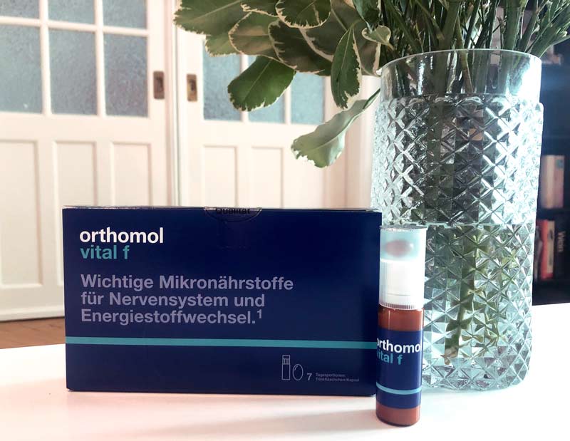 Das Nahrungsergänzungmittel Orthomol Vital f liefert uns in heruasfordernden Zeiten all das, was unser Körper braucht.