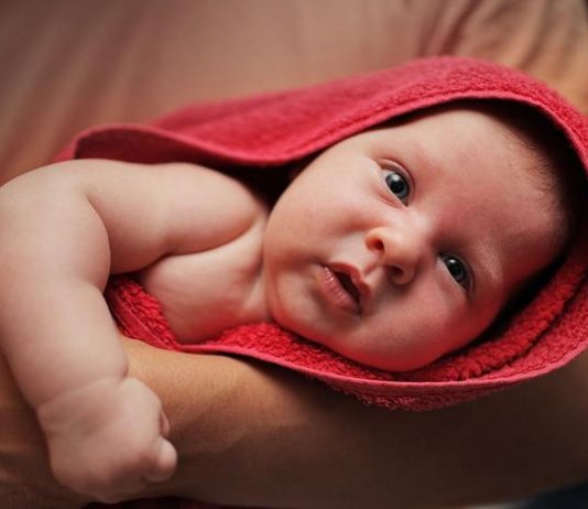Ein rotes Handtuch kann deinem Baby nach der Geburt helfen.