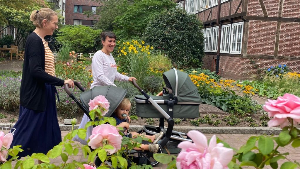 Joolz-Fans unterwegs: Vorne der Buggy Aer, hinten der Kinderwagen Day+.