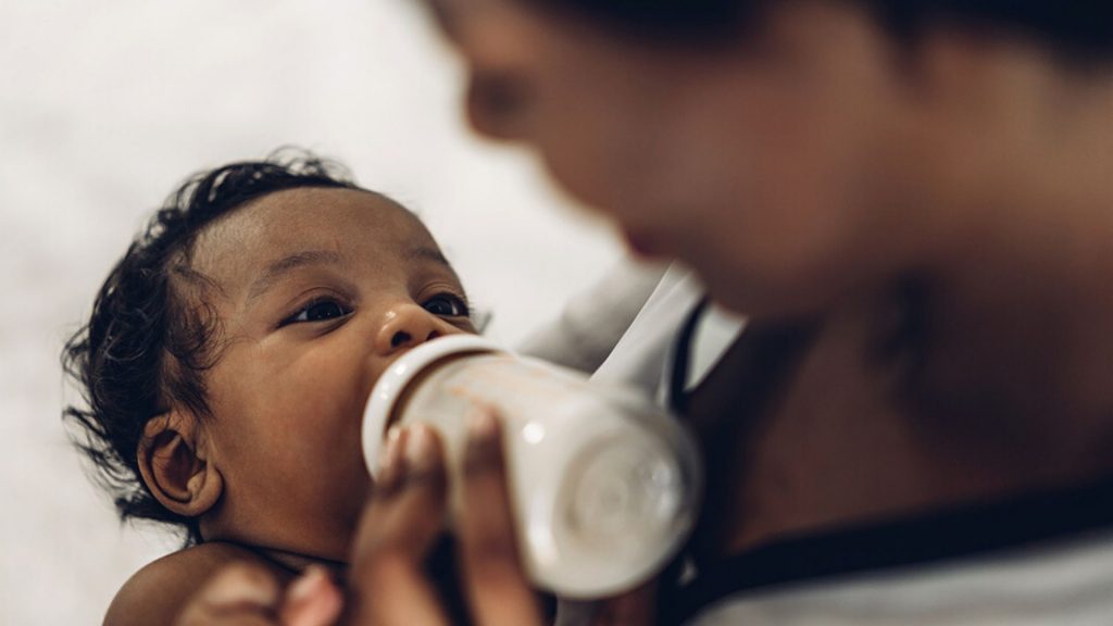 Trinkmenge Baby berechnen: Was braucht mein Kind?