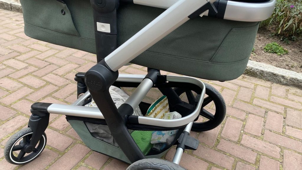 Beutel mit Krimskrams, Snacks, Wechselklamotte fürs Baby – und immer noch jede Menge im großen Korb.