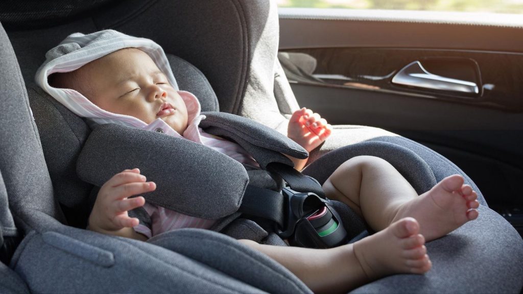 Mann rettet Baby aus heißem Auto – und wird angezeigt