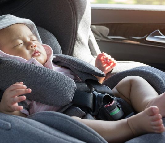 Ein Baby sollte nie alleine im Auto bleiben - schon gar nicht bei diesen Temperaturen.