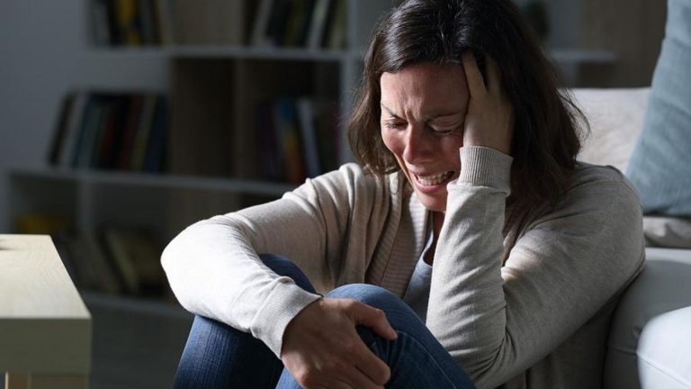 Frauen suchen jüngeren mann
