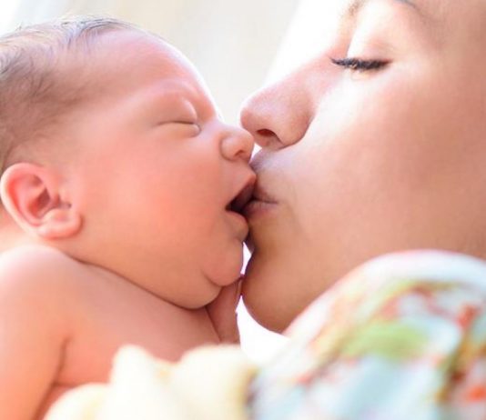 Es gibt nichts Schöneres, als mit dem Baby zu kuscheln.