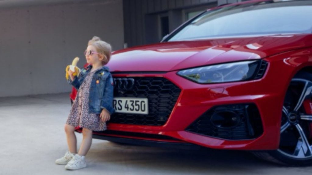 Audi stellt Kleinkind vors Auto – und muss sich entschuldigen