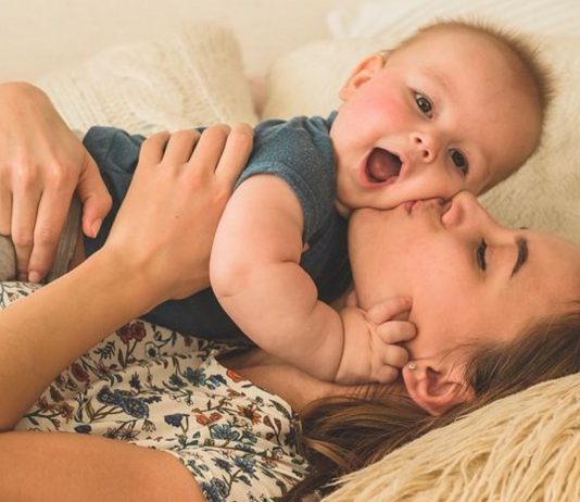 Viel liegen und mit dem Baby kuscheln ist in den ersten Wochen nach der Geburt eine gute Idee.