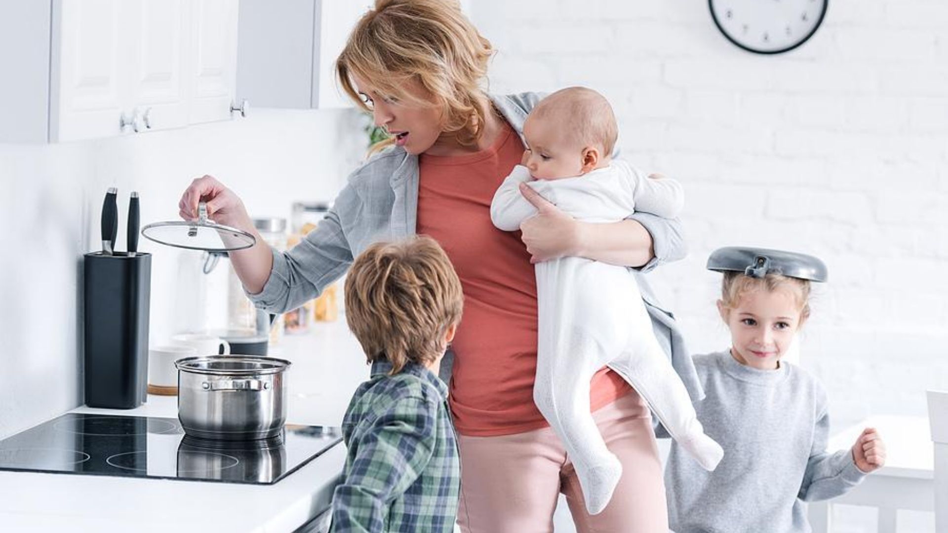 Уставшая женщина с детьми. Уставшая мама с детьми. Уставшая мать. Кухня для детей. Трое детей устала.