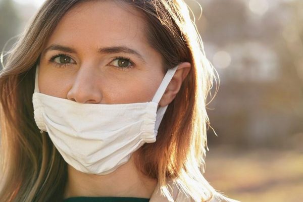 Die Maske gegen Corona nur über dem Mund zu tragen, bringt gar nichts.