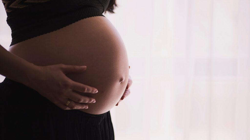 Bauchgurt: Hilfe in der Schwangerschaft und nach der Geburt?