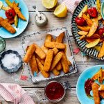 Leckeres und einfaches Rezept: knusprige Fischstäbchen mit Kartoffelspalten.