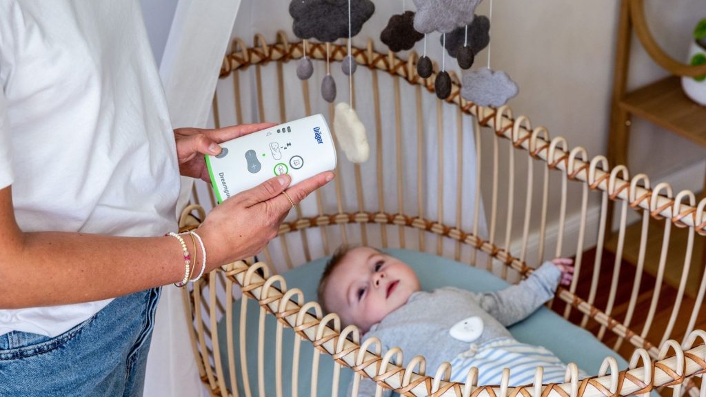 Der Dreamguard ist ein Baby-Bewegungsmonitor mit Atemüberwachung, Bauchlagenerkennung und integriertem Babyphone.