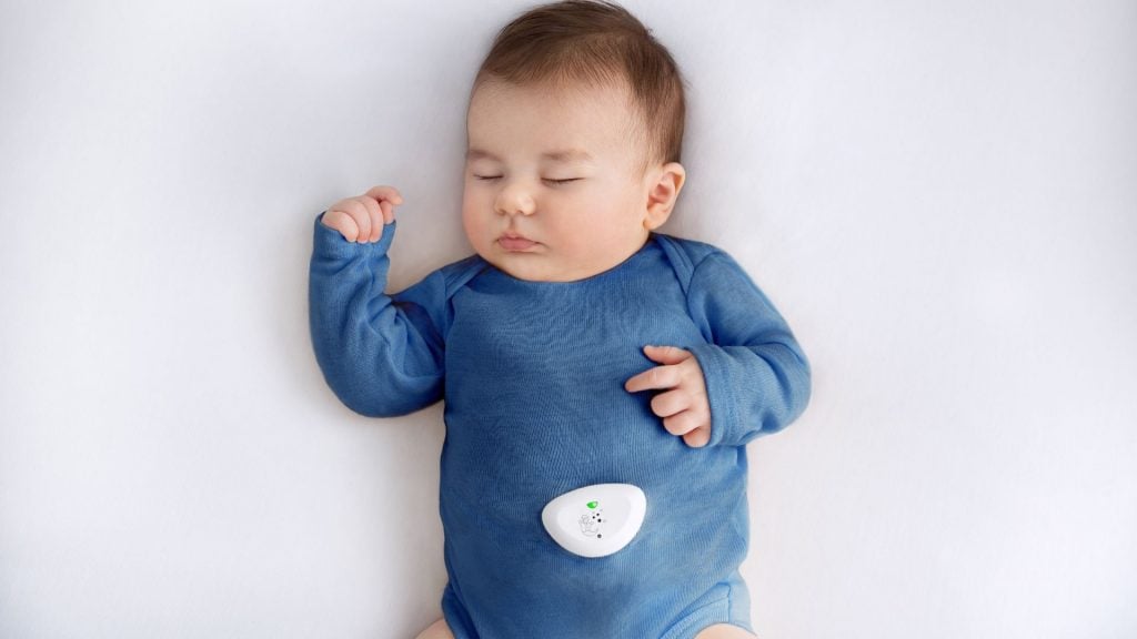 Das Wearable des Dreamguard wird direkt an der Babykleidung befestigt und misst so Atmung und Schlafposition.