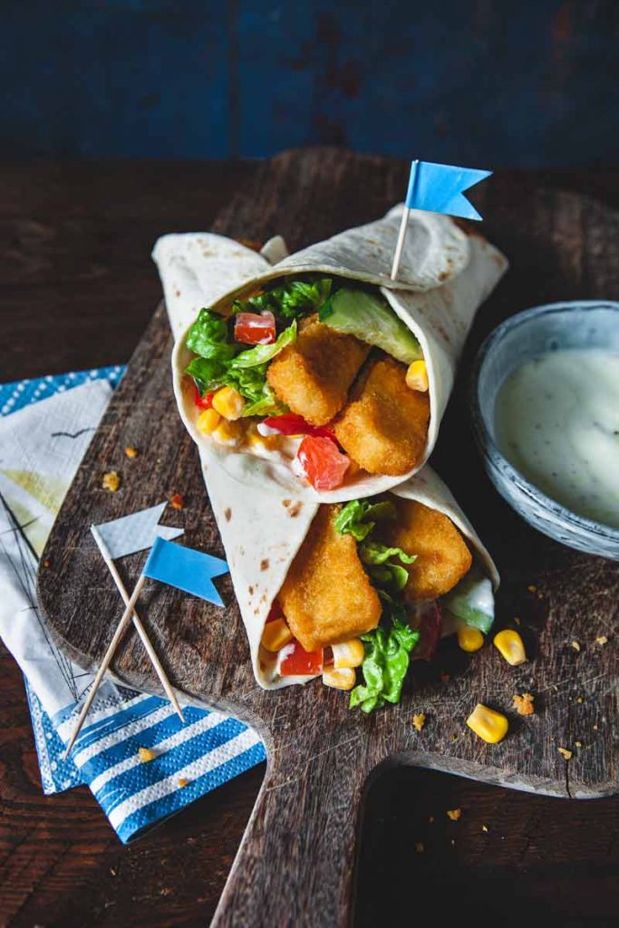 So lecker und einfach! Fischstäbchen mit frischen Gemüse als Wrap.