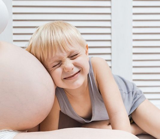 Jipieh! Der große Bruder freut sich über die Nachricht.