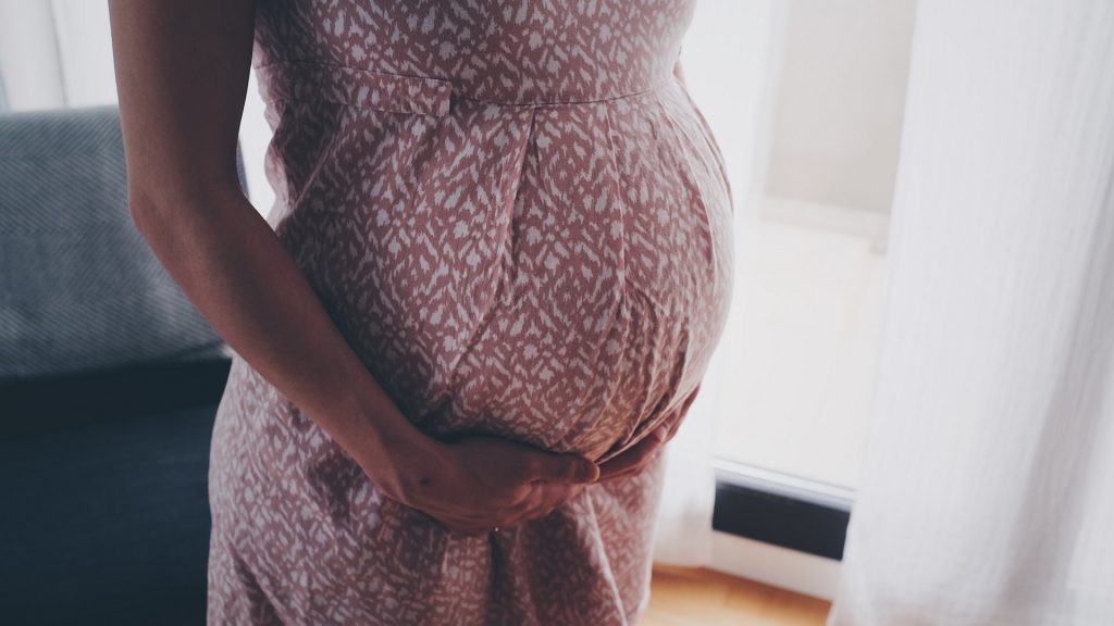 Harter Bauch in der Schwangerschaft: normal oder gefährlich?