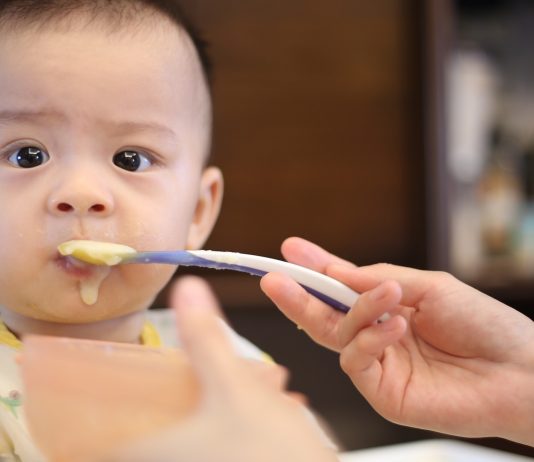 Wir verraten dir. ab wann Joghurt fürs Baby okay ist - und welche Tipps du beachten solltest.