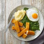 Klassiker unter den Fischstäbchen Rezepten: Ein super einfaches und leckeres Gericht sind Fischstäbchen mit Rahmspinat, Kartoffelbrei und Spiegelei.
