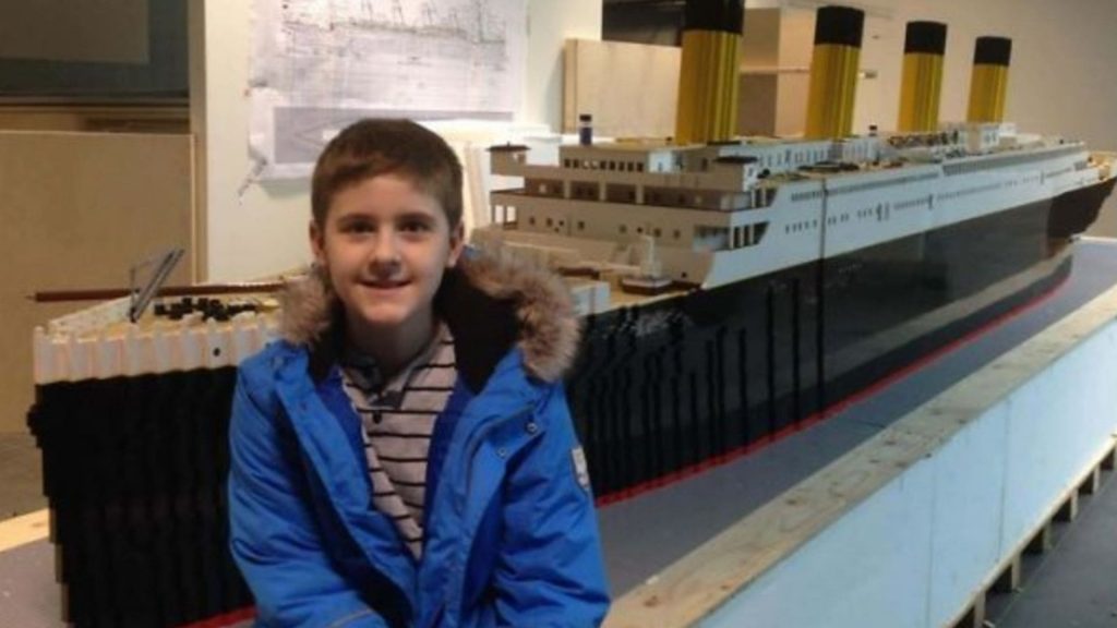 Junge baut die Titanic aus 56.000 Legosteinen nach – und überwindet so seinen Autismus