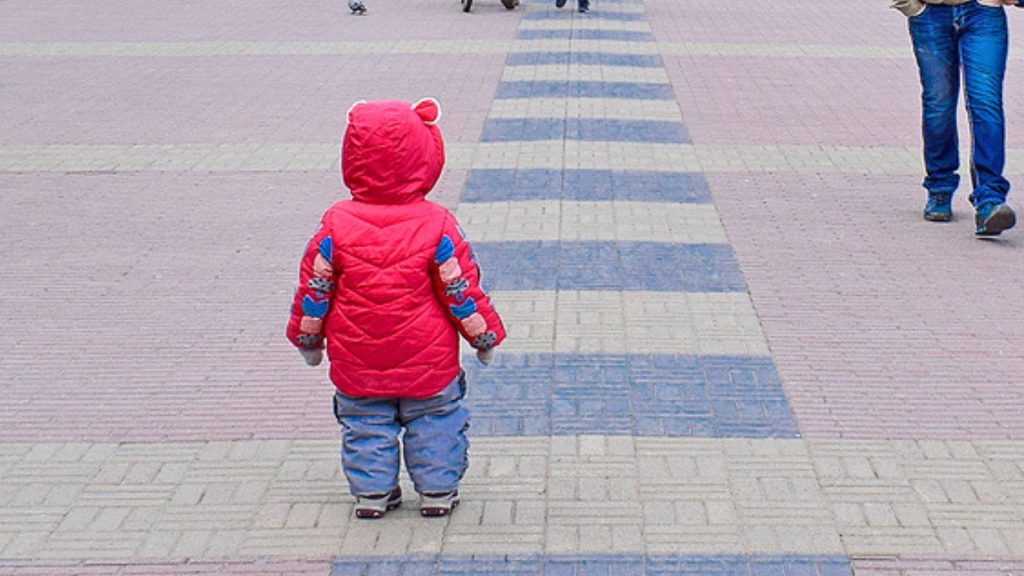 Aus Kita weggelaufen: Mutter trifft ihren 2-Jährigen auf der Straße