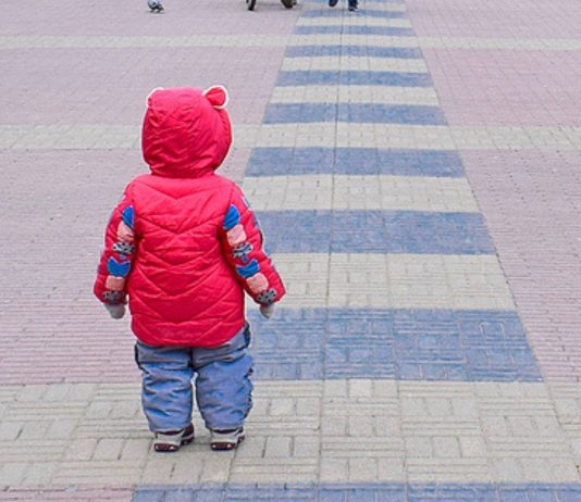 Der 2-Jährige lief allein durch die Stadt und über die Straße.