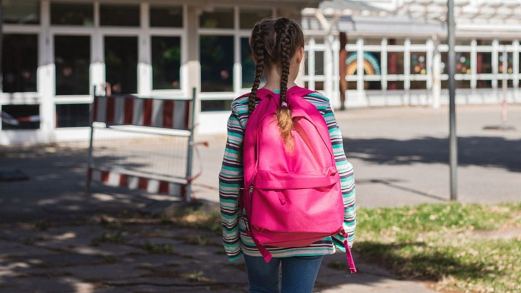 Eltern-Taxi: Mama überfährt Achtjährige im morgendlichen „Schul-Bring-Chaos“